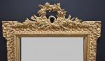 Miroir en stuc redoré à décor de couronne fin XIXe,...