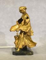 LEVASSEUR : lampe en bronze à patine dorée, h =...