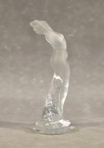 LALIQUE FRANCE "Femme nue bras levés". sujet en verre moulé...
