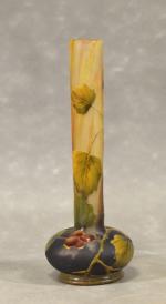DAUM NANCY : Vase soliflore à décor de baies, h...
