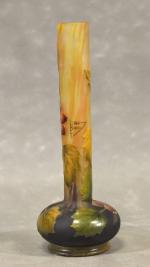 DAUM NANCY : Vase soliflore à décor de baies, h...
