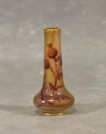DAUM NANCY : Petit vase à décor de chardons rouges,...