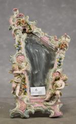 Petit miroir de table en porcelaine à décor d'angelots, h...