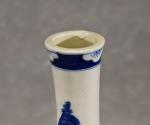Vase en porcelaine de Chine à décor blanc bleu, h...