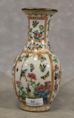 Petit vase chinois en porcelaine polychrome, h = 22 (craquelures)
