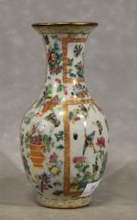 Petit vase chinois en porcelaine polychrome, h = 22 (craquelures)