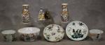 CHINE : Ensemble comprenant 2 petits vases polychrome à décor...