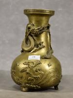 Vase chinois en bronze à décor de dragon, h =...