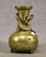 Vase chinois en bronze à décor de dragon, h =...