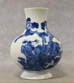 Vase chinois en porcelaine blanc bleu à décor de paysage...