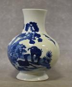 Vase chinois en porcelaine blanc bleu à décor de paysage...