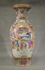 Vase en porcelaine de Chine polychrome à décor de personnages,...