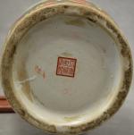 Vase en porcelaine de Chine polychrome à décor de personnages,...