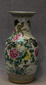Vase en porcelaine de Chine polychrome à décor de fleurs...