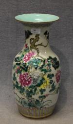 Vase en porcelaine de Chine polychrome à décor de fleurs...