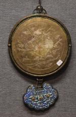 Miroir Extrême-oriental époque XIXe à décor d'émail cloisonné, le fond...