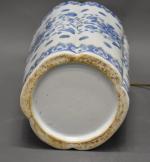 Paire de vases en porcelaine bleu/blanc montées en lampe, h...