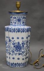 Paire de vases en porcelaine bleu/blanc montées en lampe, h...