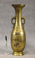 Vase oriental en bronze à décor d'oiseau et feuillage, et...