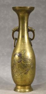 Vase oriental en bronze à décor d'oiseau et feuillage, et...