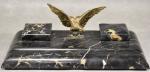 Encrier en marbre noir de Porto surmonté d'un aigle en...