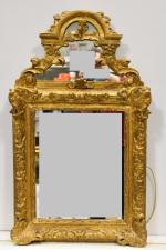 Miroir XVIIIe en bois sculpté (redoré) avec fronton, h =...