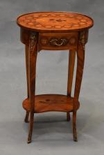 Belle petite table ovale de style Louis XV en marqueterie,...