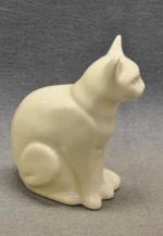 Beau chat assis en céramique craquelée blanche de style 1930,...