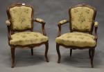 Deux fauteuils de style Louis XV en bois naturel, belle...