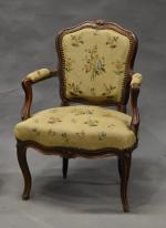 Deux fauteuils de style Louis XV en bois naturel, belle...
