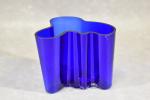 ALVAR AALTO : vase Design bleu (choc et égrenure)