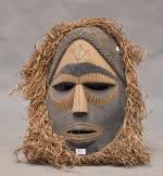 Grand masque tribal en bois léger entouré de paille, h...