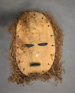 Grand masque tribal en bois léger entouré de paille, h...