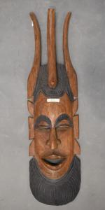 2 masques africains en bois, h = 60