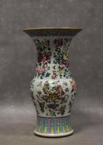Vase en porcelaine de Chine polychrome à décors de fleurs...