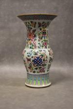 Vase en porcelaine de Chine polychrome à décors de fleurs...