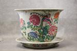 Grand cache-pot en porcelaine polychrome de Chine à décor de...