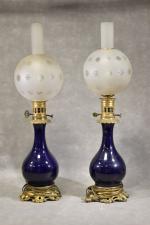 Paire de lampes Napoléon III, réservoir en porcelaine bleue, h...
