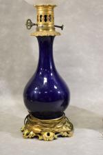 Paire de lampes Napoléon III, réservoir en porcelaine bleue, h...