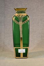 Vase 1900 à décor doré sur fond vert, h =...