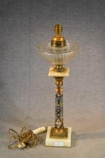 Ancienne lampe à pétrole à colonne à décor cloisonné d'inspiration...