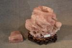 Urne en pierre dure rose (quartz rose ?) sur son...