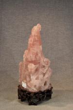 Urne en pierre dure rose (quartz rose ?) sur son...