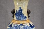 CHINE : Vase en porcelaine craquelée à décor de paysage...