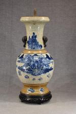 CHINE : Vase en porcelaine craquelée à décor de paysage...