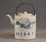 Théière en porcelaine de Chine à décor de paysage et...