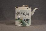 Théière en porcelaine de Chine à décor de paysage et...