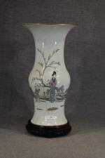 Vase en porcelaine de Chine à décor de personnages (fêle),...
