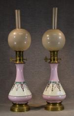 Paire de lampes à pétrole Napoléon III en porcelaine blanche...