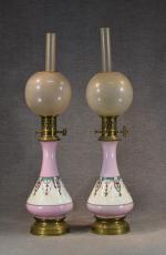 Paire de lampes à pétrole Napoléon III en porcelaine blanche...